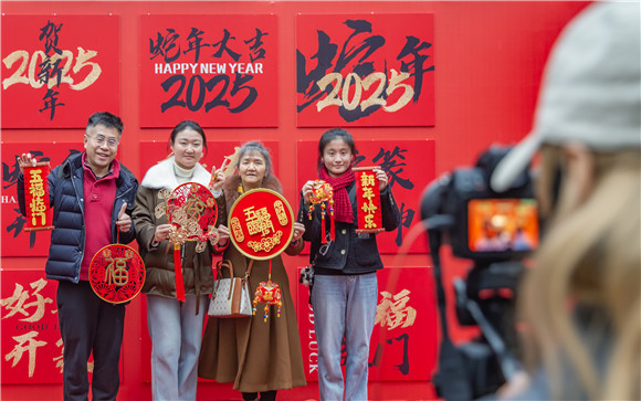 市民游客在景区打卡点合影留念。荣昌区委宣传部供图